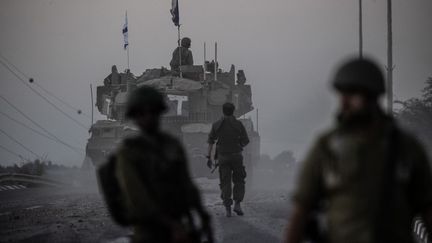 Des soldats israéliens se massent à la frontière avec la bande de Gaza, le 12 octobre 2023. (MOSTAFA ALKHAROUF / ANADOLU / AFP)