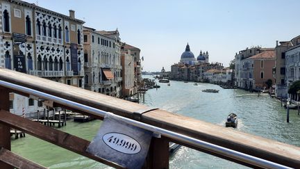 Des affiches avec le&nbsp;nombre 49 999 ont fleuri un peu partout dans Venise pour protester contre la baisse de la population dans la ville italienne.&nbsp; (BRUCE DE GALZAIN / RADIO FRANCE)