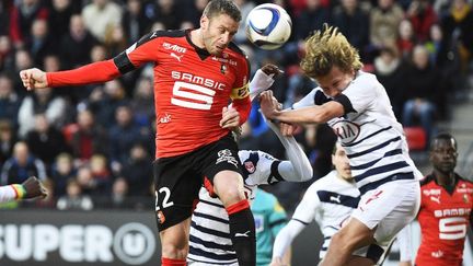 Le défenseur du Stade Rennais, Sylvain Armand (en rouge), ici au duel aérien avec le milieu de terrain bordelais Clément Chantôme. (DAMIEN MEYER / AFP)