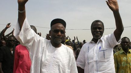 Le chef de l'opposition tchadienne Saleh Kebzabo (à gauche) aux côtés de l'opposant Ngarledji Yorongar le 23 avril 2011 lors d'un meeting à N'djamena.
 (Photo AFP/Gael Cogne)