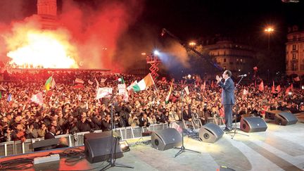 7 mai 2012, 00h44. Tout va tellement vite. Lorsque nous arrivons &agrave; la Bastille, le 6 mai est d&eacute;j&agrave; la veille. La Bastille est enflamm&eacute;e. C'est devant une mar&eacute;e humaine que Fran&ccedil;ois s'exprime. En arrivant, il enlace Lionel Jospin. Il n'oublie pas ce qu'il lui doit. Mais cette bataille, c'est d'abord lui-m&ecirc;me qui l'a men&eacute;e. Lui qui l'a gagn&eacute;e. Il nous a tous bluff&eacute;s. (STEPHANE RUET)