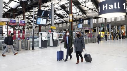 Des voyageurs à la gare de Lyon, à Paris, le 24 novembre 2020. (MAXPPP)