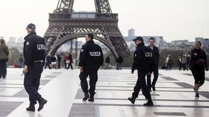 La police patrouille &agrave; Paris, le 16 avril 2013. (FRED DUFOUR / AFP)