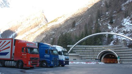 &nbsp; (La Haute-Savoie interdit les camions polluants à partir de ce mercredi, notamment sous le tunnel du Mont-Blanc © Maxppp)