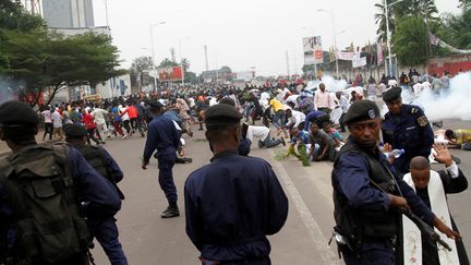 Des policiers tirent des gaz lacrymogènes sur des manifestants catholiques à Kinshasa, en République démocratique du Congo, le 21 janvier 2018. (KENNY KATOMBE / REUTERS)