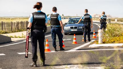 Contrôle&nbsp;de la gendarmerie&nbsp;à Canet-en-Roussillon (Pyrénées-Orientales). (JC MILHET / HANS LUCAS VIA AFP)