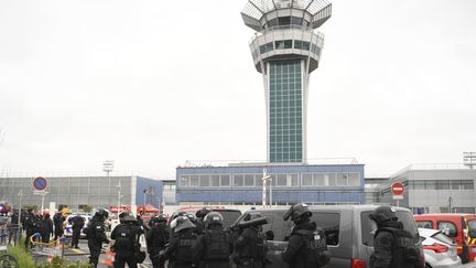 Des forces du Raid sont prêts à interveninr à l'aéroport d'Orly (Val-de-Marne), le 18 mars 2017. (CHRISTOPHE SIMON / AFP)