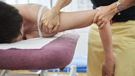 Une séance d'ostéopathie à Lyon (Rhône) le 14 février 2017. (MARIE BIENAIM / BSIP / AFP)