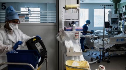 Des soignants traitent des patients en soins intensifs à Pierre-Bénite (Rhône), le 8 novembre 2021. (JEFF PACHOUD / AFP)