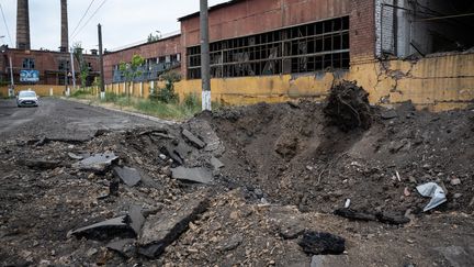 Le cratère d'un missile dans une rue de&nbsp;Bakhmut dans le Donbass (Ukraine) le 26 juin 2022.

Bakhmut, (GETTY IMAGES)