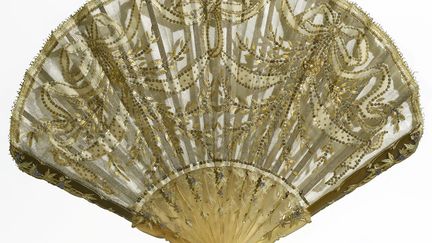 L’éventail couture va connaître la gloire : les feuilles en tulle, en gaze de soie, en dentelle et en organza sont rebrodées de paillettes tandis que les plumes sont travaillées en marqueterie. Duvelleroy se spécialise en éventails “trophées”, oeuvres de plumes réalisées à partir d’un seul oiseau, intégrant parfois jusqu’à la tête de celui-ci. Avec l’Art nouveau, les éventails s’ornent de fleurs et de femmes, souvent peintes par Billotey, Louise Abbéma, Gendrot ou Maurice Leloir. Duvelleroy développe dès le XIXe des éventails publicitaires.
 (Suzanne Nagy / Musée des Arts Décoratifs)