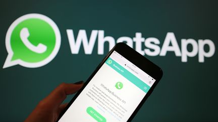 Un téléphone utilisant l'application Whatsapp, ici à Ankara (Turquie), le 1er septembre 2018. (EMIN SANSAR / AFP)