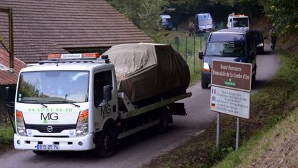 Un camion transporte le v&eacute;hicule dans lequel trois personnes ont &eacute;t&eacute; retrouv&eacute;es mortes au c&ocirc;t&eacute; d'un cycliste &agrave; Chevaline (Haute-Savoie), le 6 septembre 2012.&nbsp; (PHILIPPE DESMAZES / AFP)