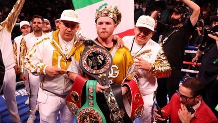 Canelo&nbsp;ajoute à son palmarès la ceinture IBF, jusqu'alors propriété de son adversaire, aux WBA, WBC et WBO qu'il possédait déjà,&nbsp;le 6 novembre 2021, à Las Vegas, Nevada. (AL BELLO / GETTY IMAGES NORTH AMERICA / AFP)