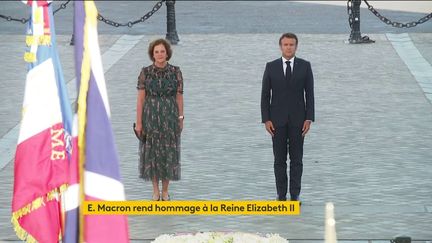 Le président de la République, Emmanuel Macron, et&nbsp;l'ambassadrice du Royaume-Uni à Paris,&nbsp;Menna Rawlings, à l'Arc de Triomphe, à Paris, pour le jubilé de platine d'Elizabeth II, le 2 juin 2022. (FRANCEINFO)