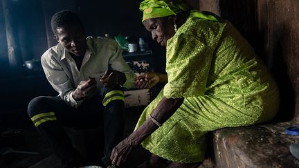 Car cette dame de 72 ans mange des hannetons depuis son enfance et se désole de l'acculturation des nouvelles générations qui, peu téméraires, calent avant même d'y avoir goûté.&nbsp; &nbsp; (JEKESAI NJIKIZANA / AFP)