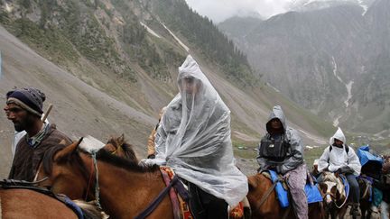 Avant de l&rsquo;apercevoir, les p&egrave;lerins parcourront &agrave; pied pour la plupart, mais aussi &agrave; cheval pour les plus vieux ou les plus ais&eacute;es ce trajet. (MUKHTAR KHAN / AP / SIPA)