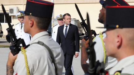 Le président français Emmanuel Macron, lors de la visite d'une base navale à Abu Dhabi (Emirats arabes unis), le 9 novembre 2017.&nbsp; (LUDOVIC MARIN / AFP)