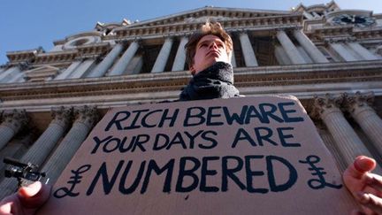 «Riches, méfiez-vous, vos jours sont comptés» est l’un des slogans que brandissent les protestataires devant la cathédrale Saint Paul de la City, le cœur financier de Londres.

Dans l’après-midi, des échauffourées éclatent avec la police quand les manifestants essayent de s’approcher du London Stock Exchange (la bourse de Londres).

Le fondateur de Wikileaks, Julian Assange, en liberté conditionnelle et venu soutenir leur combat, est acclamé par des cris de joie. (AFP/LEON NEAL )