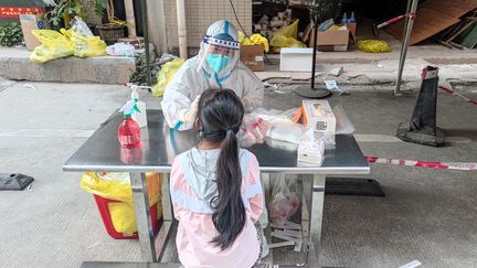 Face à la flambée de cas de Covid-19, la ville de&nbsp;Shenzhen s'est reconfinée. Des tests sont effectués dans les&nbsp;rues, comme ici, le 13 mars 2022. (STR / AFP)