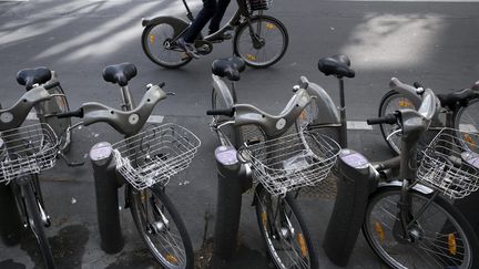 Un Parisien attend qu'une place se libère dans une station de Vélib', le 7 avril 2017.&nbsp; (MAXPPP)