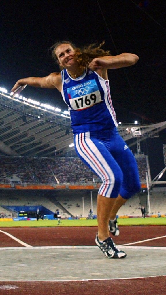 Mélina Robert-Michon lors des qualifications du lancer du disque, le 20 août 2004, au stade olympique d'Athènes. (JAVIER SORIANO / AFP)