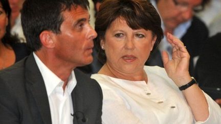 Martine Aubry et Manuel Valls échangent lors des universités d'été du parti socialiste à la Rochelle, le 28 août 2011. (AFP - Pierre Andrieu)