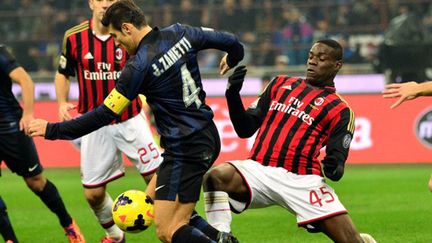 Javier Zanetti (Inter Milan) face à Mario Balotelli (Milan AC) (GIUSEPPE CACACE / AFP)