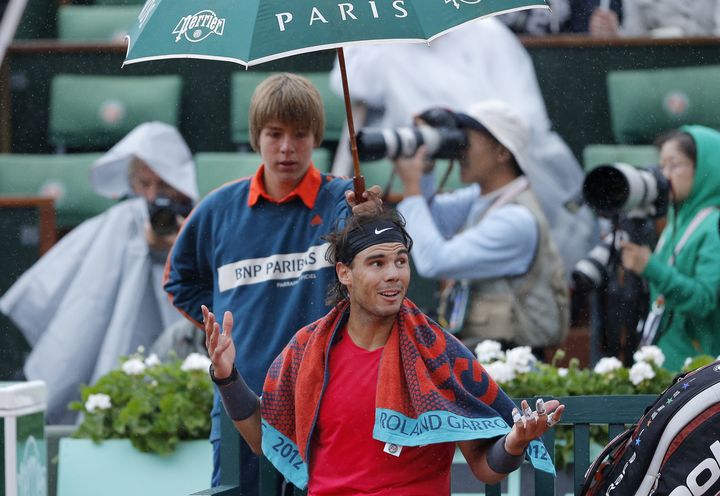 L'Espagnol Rafael Nadal sous la pluie à Roland-Garros le 11 juin 2012 à Paris. (GONZALO FUENTES / REUTERS)