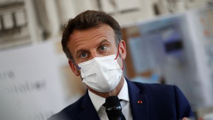 Le président de la République, Emmanuel Macron, lors d'une visite&nbsp;au Centre hospitalier de Cherbourg (Manche), le 31 mai 2022. (SAMEER AL-DOUMY / AFP)