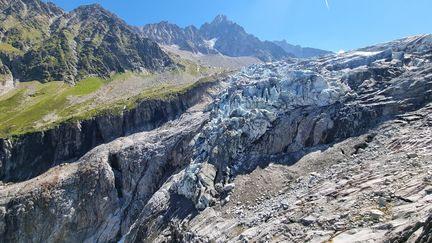 Le glacier d'Argentière, dans le massif du Mont-Blanc, a reculé de 850 m depuis 1990. (ANTOINE CHANDELLIER / MAXPPP)