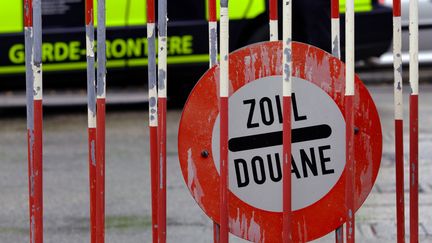 Barri&egrave;re douani&egrave;re &agrave; Meyrin (Suisse), pr&egrave;s de Gen&egrave;ve, le 1er d&eacute;cembre 2008. (FABRICE COFFRINI / AFP)