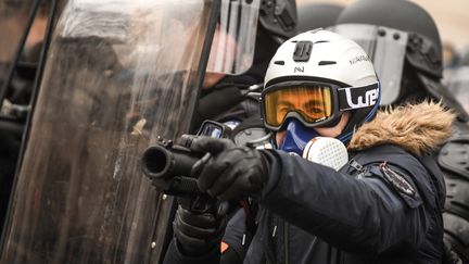 Un policier avec un LBD 40, le 19 janvier 2019 à Paris. (ERIC FEFERBERG / AFP)