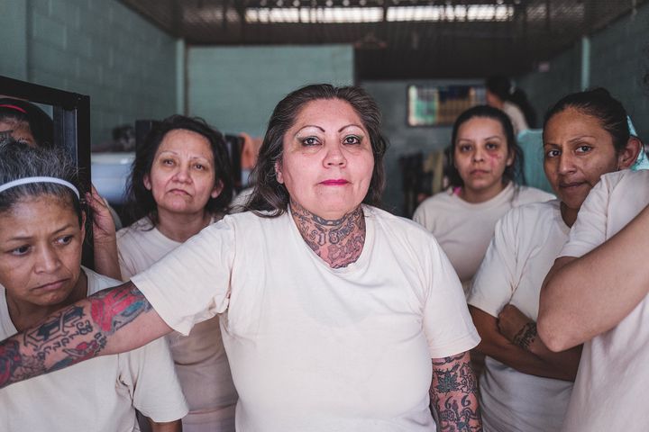 Des femmes condamnées pour des crimes liés au gang Barrio 18. Prison pour femmes d’Ilopango, à l’est de San Salvador, Salvador, mars 2021. (ANA MARÍA ARÉVALO GOSEN)