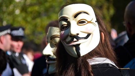 Une manifestante porte le masque qui symbolise le collectif Anonymous, le 15 octobre 2011 &agrave; Londres (Royaume-Uni). (DAVID K HARDMAN / CITIZENSIDE.COM)