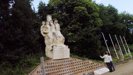 Le mémorial dédié aux 27 résistants français fusillés&nbsp;dans le camp d'internement de Châteaubriant (Loire-Atlantique), parmi lesquels Guy Môquet et de nombreux autres communistes, ici le 31 mai 2007. (FRANK PERRY / AFP)