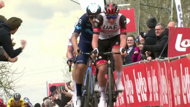 Idéalement placé à l'entrée de la montée, Tadej Pogačar fait exploser la course dans le Vieux Quaremont en rattrapant tous les coureurs de l'échappée. Le double-vainqueur du Tour de France, qui découvre les Flandres cette année, démontre toute sa puissance à plus de cinquante kilomètres de l'arrivée. Van der Poel s'accroche et parvient à suivre le bon wagon.