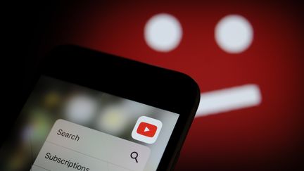 L'application YouTube s'affiche sur un iPhone, le 1er décembre 2017.&nbsp; (JAAP ARRIENS / NURPHOTO / AFP)