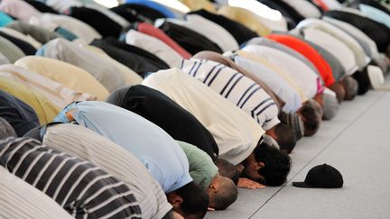 Des musulmans en pri&egrave;re &agrave; la mosqu&eacute;e de Strasbourg (Bas-Rhin), le 1er ao&ucirc;t 2011. (PATRICK HERTZOG / AFP)