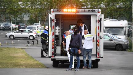 Des secours et des policiers arrivent au CHU de Lille avec le suspect de l'attaque de militaires à Levallois-Perret, blessé après son interpellation sur l'autoroute A16, le 9 août 2017. (MAXPPP)