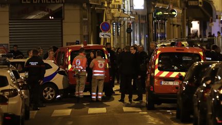 Le soir de l'attaque au couteau, à Paris, le 12 mai 2018. (THOMAS SAMSON / AFP)