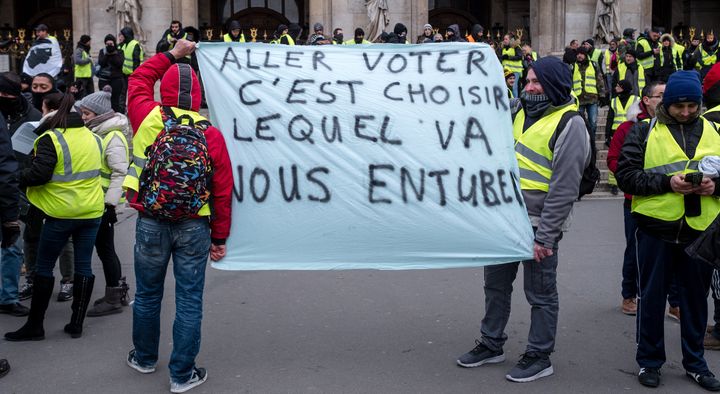 Des "gilets jaunes" manifestent devant l'Opéra Garnier à Paris, le 15 décembre 2018. (BENJAMIN FILARSKI / HANS LUCAS)