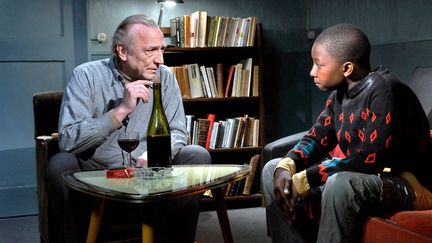 André Wils et le jeune Blondin Miguel dans le film "Le Havre" d'Aki Kaurismäki de 2011.&nbsp; (SPUTNIK / PYRAMIDE PRODUCTIONS / COLLECTION CHRISTOPHEL VIA AFP)