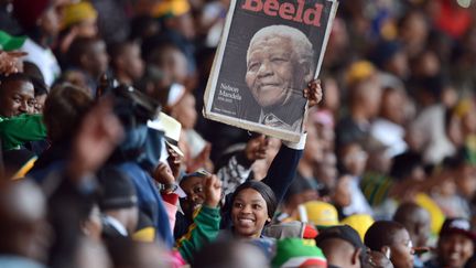 La c&eacute;r&eacute;monie a d&eacute;but&eacute; avec une heure de retard. Mais, les milliers de personnes pr&eacute;sentes dans l'immense stade de Soweto ont cr&eacute;&eacute; une atmosph&egrave;re festive. (ROBERTO SCHMIDT / AFP)