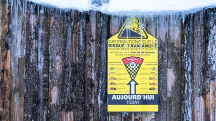 Un panneau informant sur les risques d'avalanche, le 13 janvier 2021, dans la station de ski des Mourtis (Haute-Garonne). (ADRIEN NOWAK / HANS LUCAS / AFP)