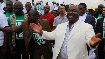 Le président gabonais, Ali Bongo, au milieu de ses supporters le 9 juillet 2016 à Libreville. Il venait d’annoncer officiellement sa candidature à la présidentielle. (Photo AFP/Samir Tounsi)