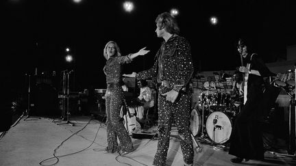 Tous deux&nbsp;recouverts de strass, Sylvie Vartan et Johnny Hallyday&nbsp;donnent ensemble un concert à Athènes (Grèce), le 16 juillet 1973. (HENRI BUREAU / SYGMA)