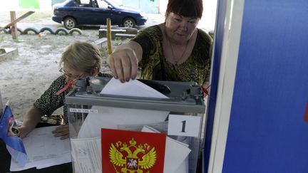 Une femme vote aux élections régionales organisées par Moscou dans les régions annexées d'Ukraine, ici à Donetsk, le 6 septembre 2023. (AFP)