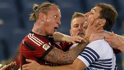 Philippe Mexes (Milan AC) agresse le capitaine de la Lazio Rome Stefano Mauri (ANDREAS SOLARO / AFP)