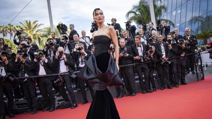 La mannequin Bella Hadid en Vintage Versace lors de l'avant-première de "The Innocent", à Cannes.&nbsp; (VIANNEY LE CAER/AP/SIPA / SIPA)